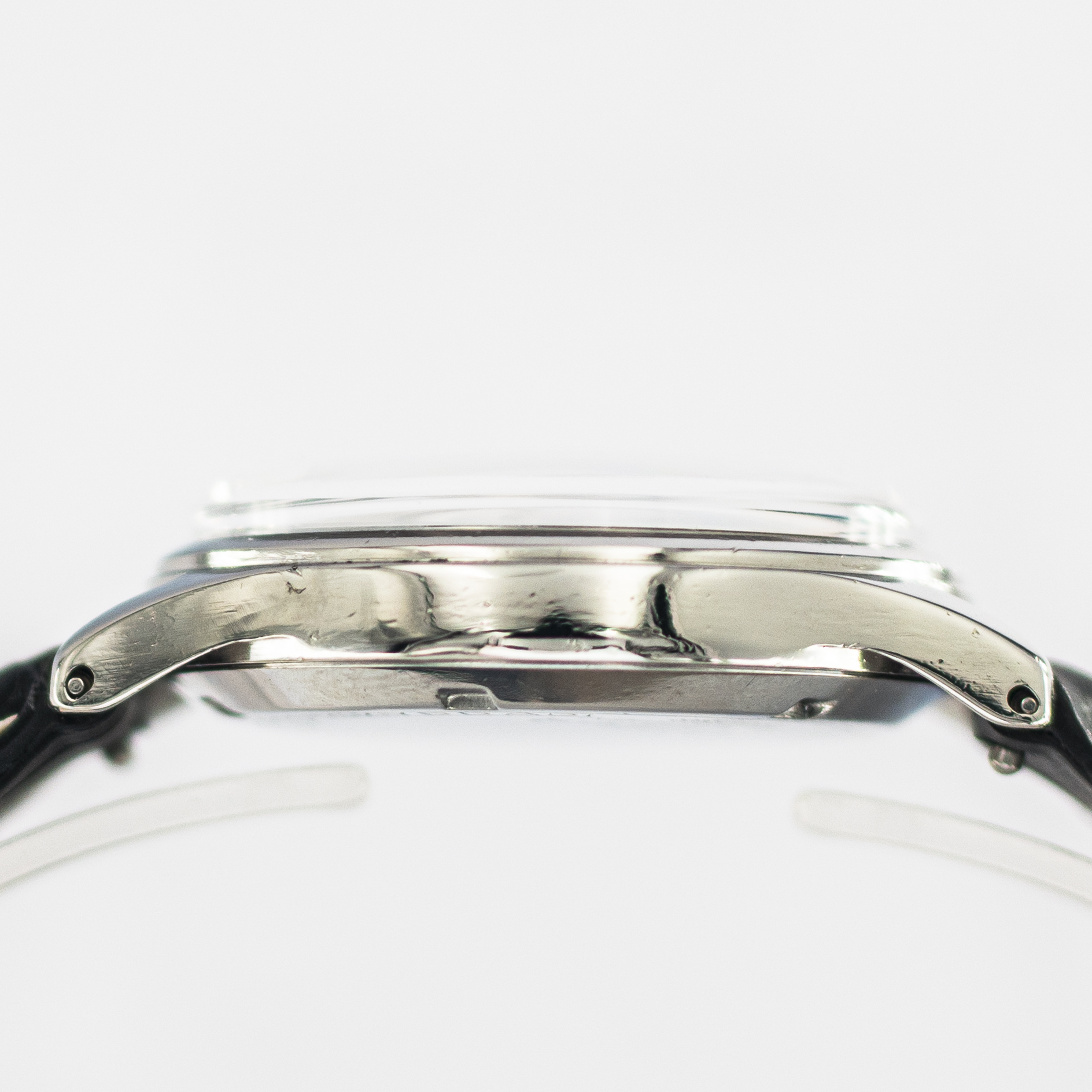 1638_marcels_watch_group_wristwatch_1947_vintage_omega_2400_5_suveran_case_side_04