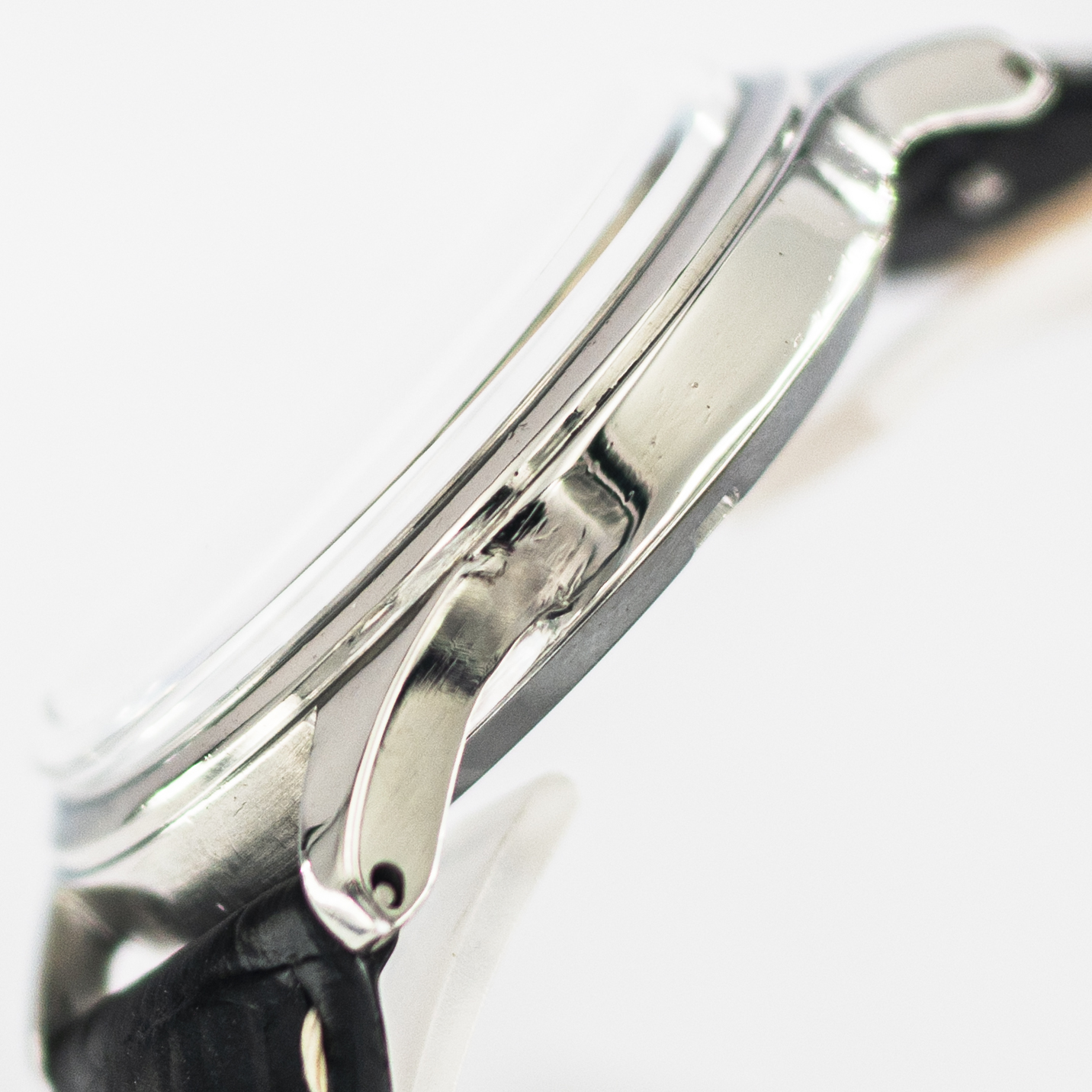 1638_marcels_watch_group_wristwatch_1947_vintage_omega_2400_5_suveran_case_side_06