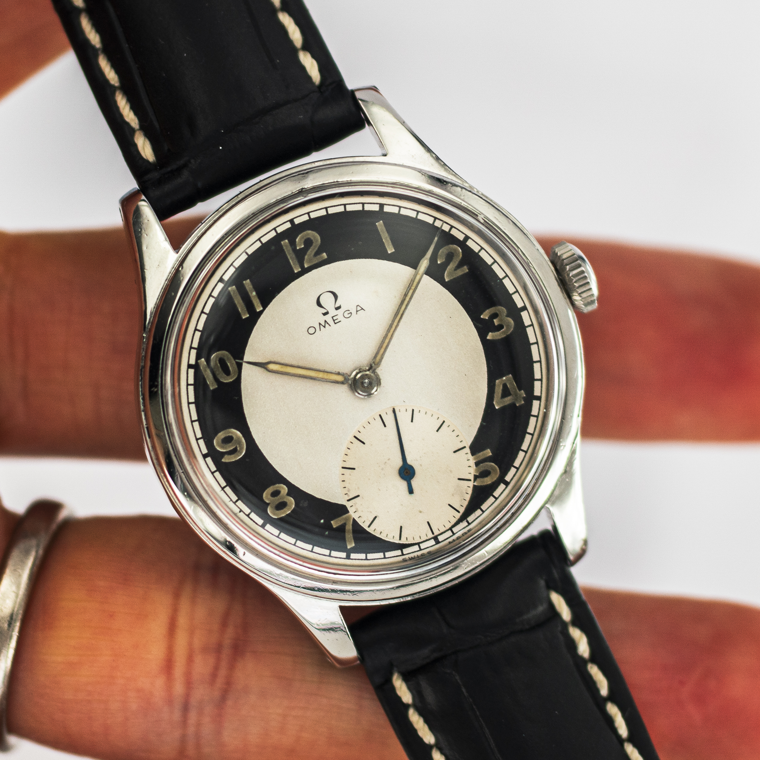 1638_marcels_watch_group_wristwatch_1947_vintage_omega_2400_5_suveran_dial_15